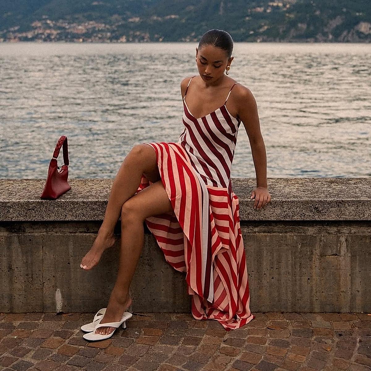 Atenta a esta guía con los mejores trucos y los modelos para vestir con sandalias blancas esta temporada.