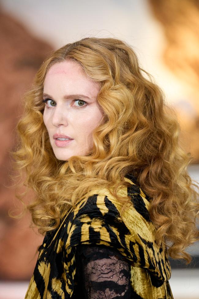 Entertainment news Celebrity gossip Movie and TV show updates Latest celebrity news Trending entertainment stories El corte en seco es el truco de las estilistas para melenas con rizos.