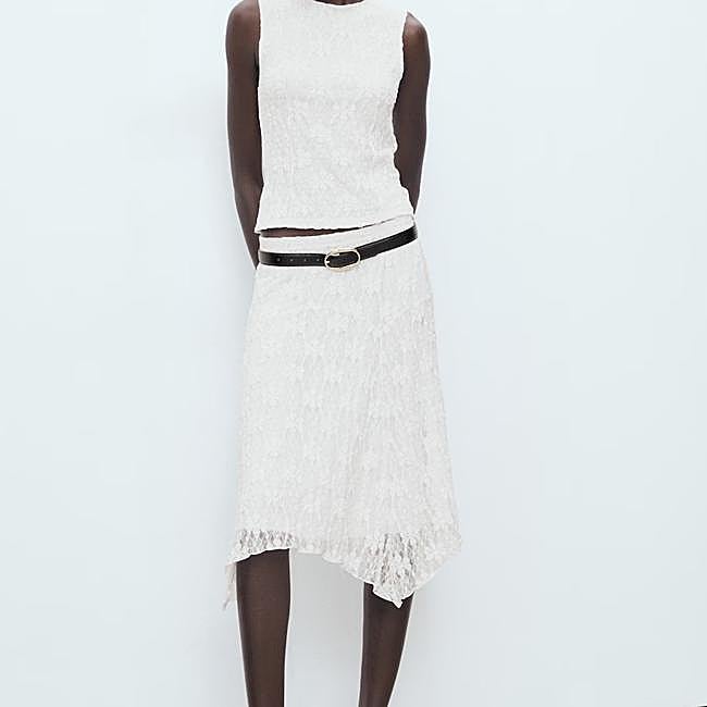 Falda blanca calada estilo crochet de Mango, 25,99 euros.