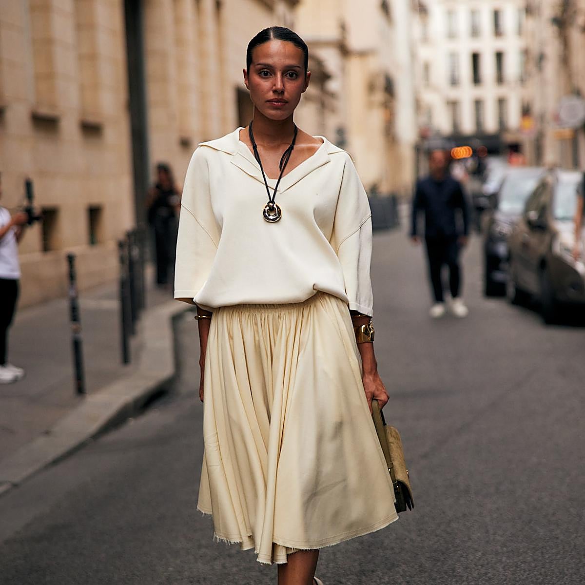 Mujer con falda plisada