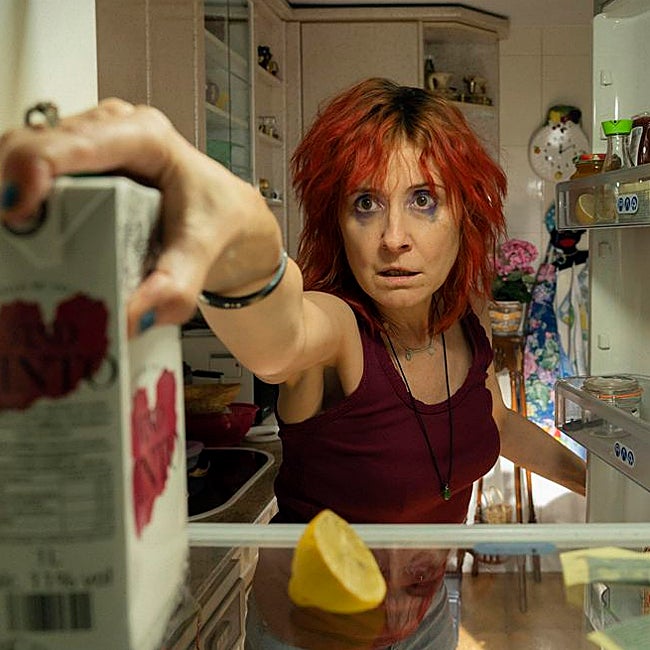 Nathalie Poza da vida a Adela, una mujer desesperada por un deshaucio que no puede frenar.