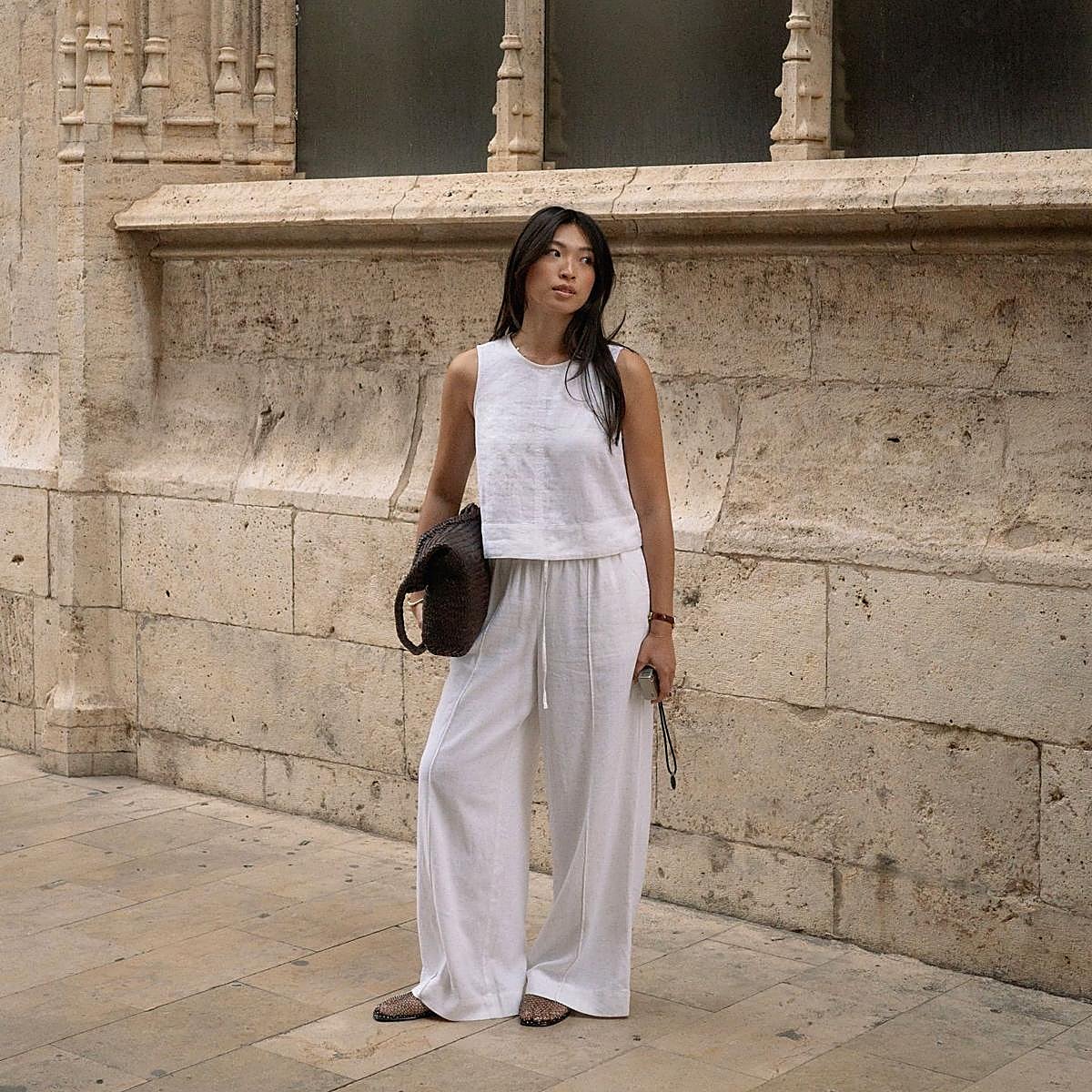 Influencer con look de prendas de lino