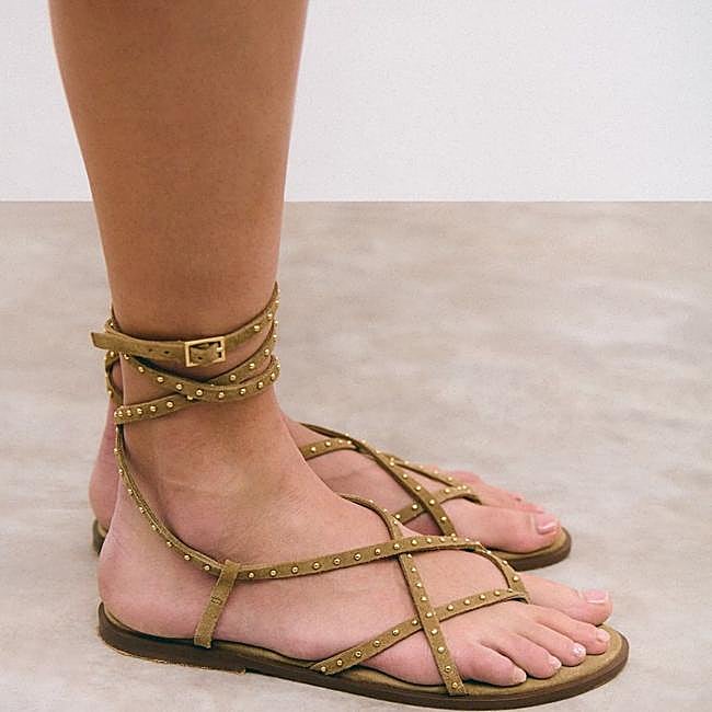 Sandalias atadas con tachas