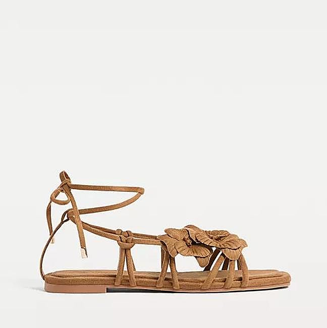 Sandalias atadas con flor en relieve
