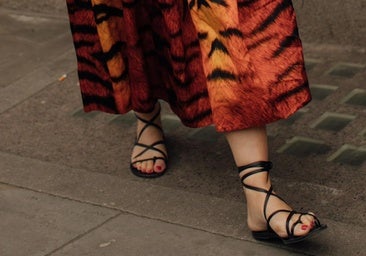 Influencer con sandalias atadas