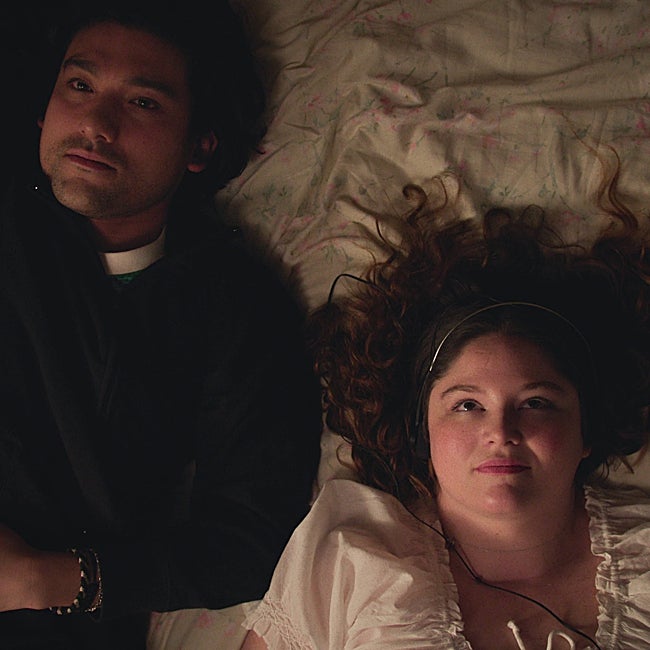 Felix (Will Sharpe) compartiendo un momento de intimidad con Jessica (Megan Stalter).