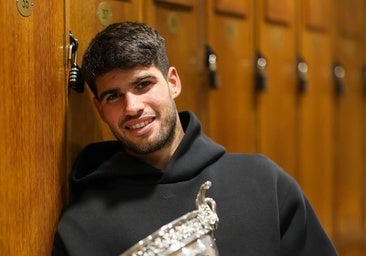 Carlos Alcaraz con su trofeo de Roland Garros.