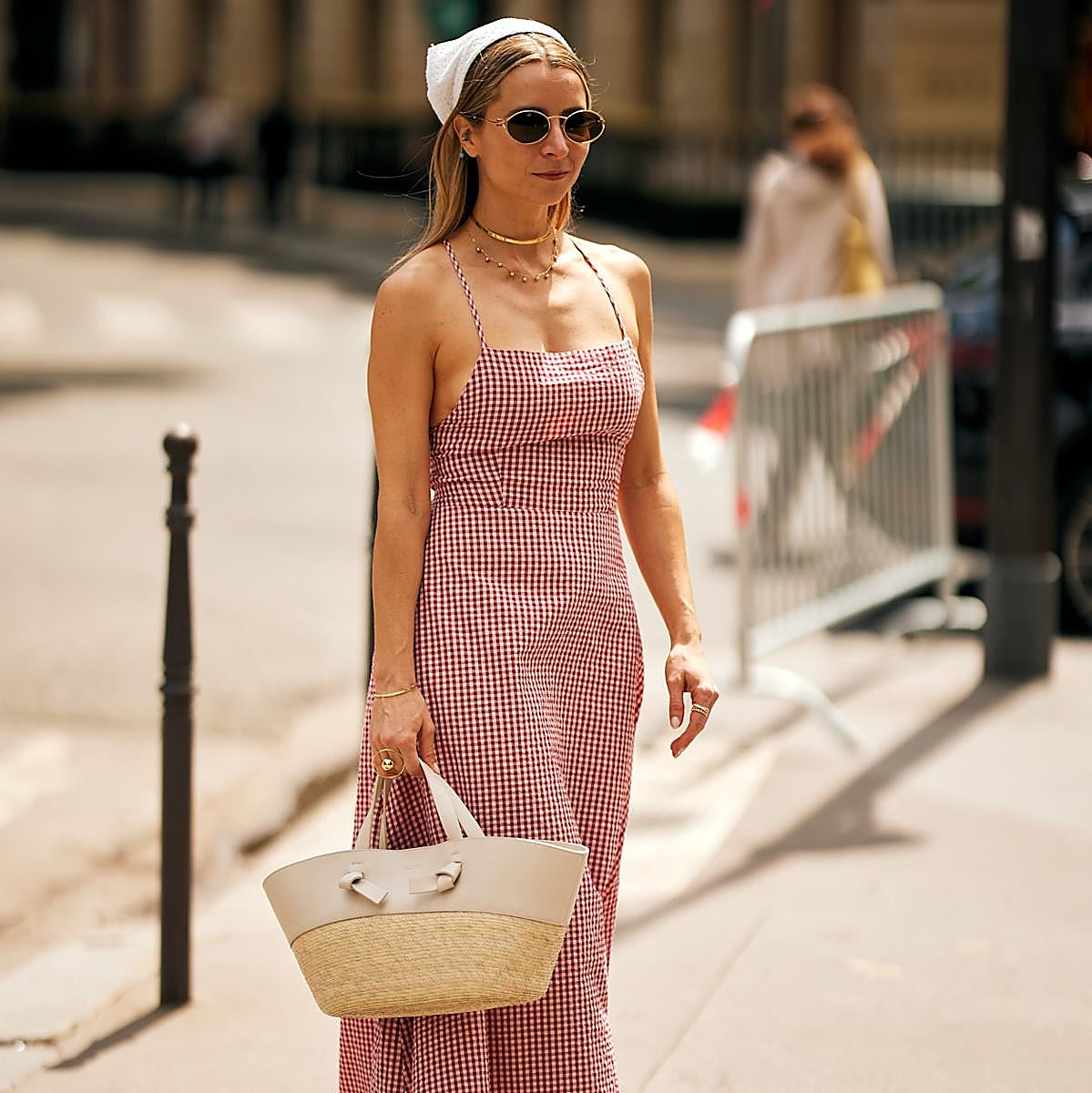 Mujer con bolso de verano