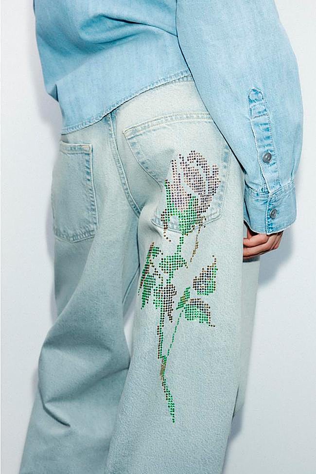 Detalle de strass en la parte trasera del vaquero de Zara.