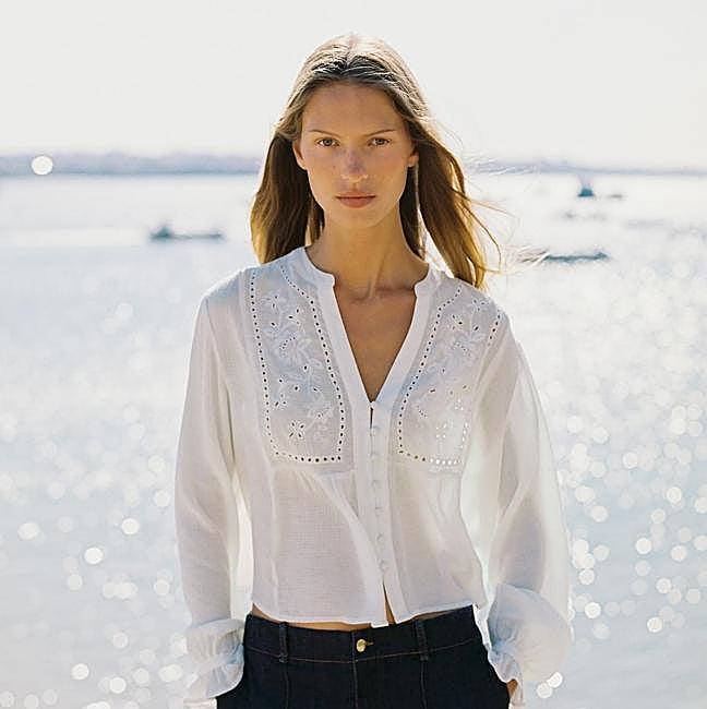 Camisa con bordados de Zara (35,99 euros)