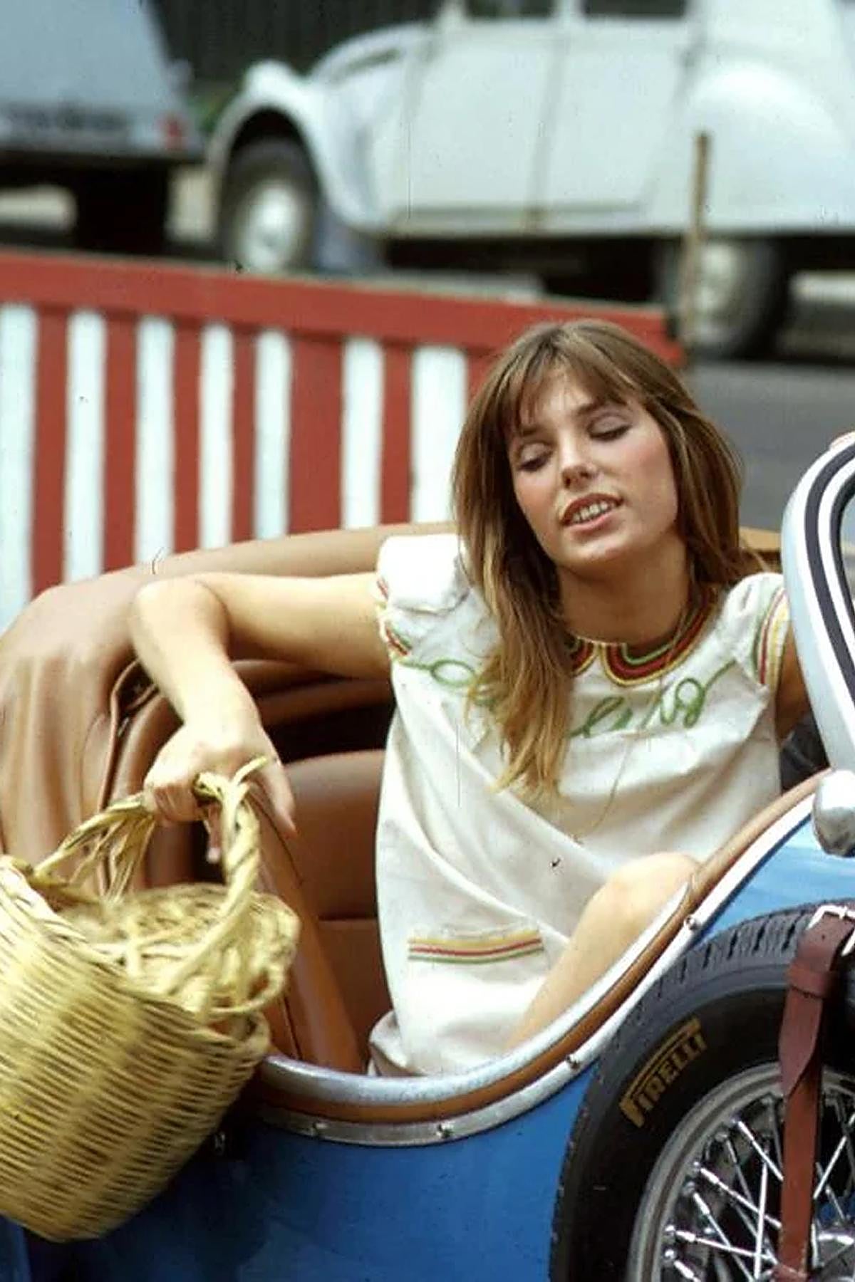 Jane Birkin con una de sus cestas de mimbre que dio origen al famoso Birkin de Hermès.