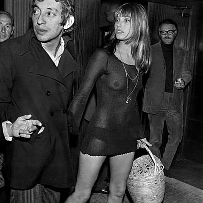 Jane Birkin con Serge Gainsbourg, y uno de sus famosos naked dress combinado con cesta de mimbre.