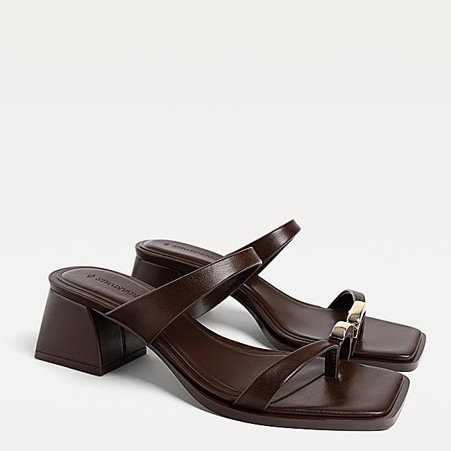 Sandalias de tacón bajo con anillo dorado