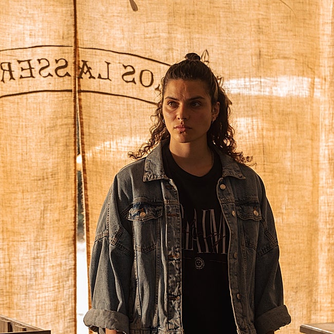 Alba (Ava Baya) es la protagonista de este thriller lleno de misterio y secretos.