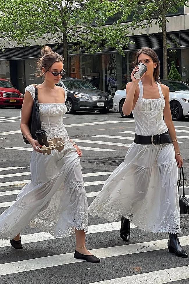 Mujeres con vestidos románticos con transparencias