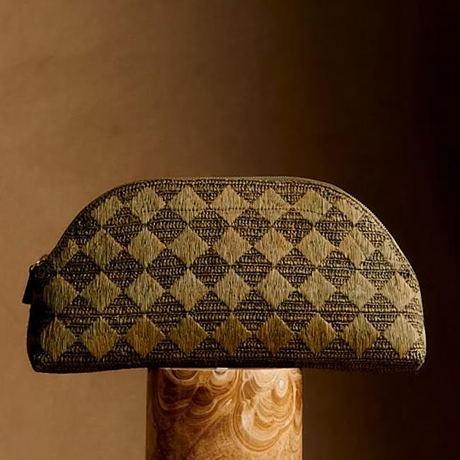 Pochette Simona en damero de rafia kaki de Sézane.