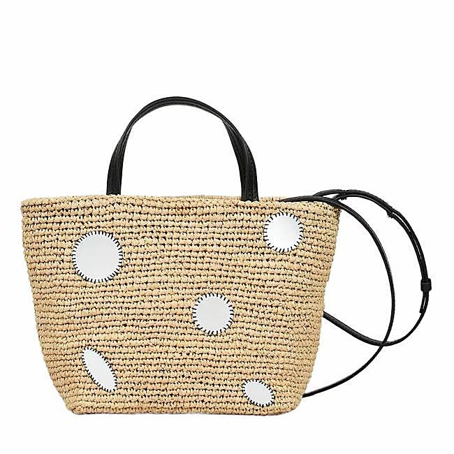 Bolso de mimbre con paneles de piel de Sandro, 196 euros.