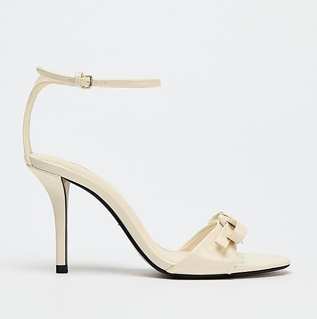 Sandalias con lazo de Zara (35,99 euros)
