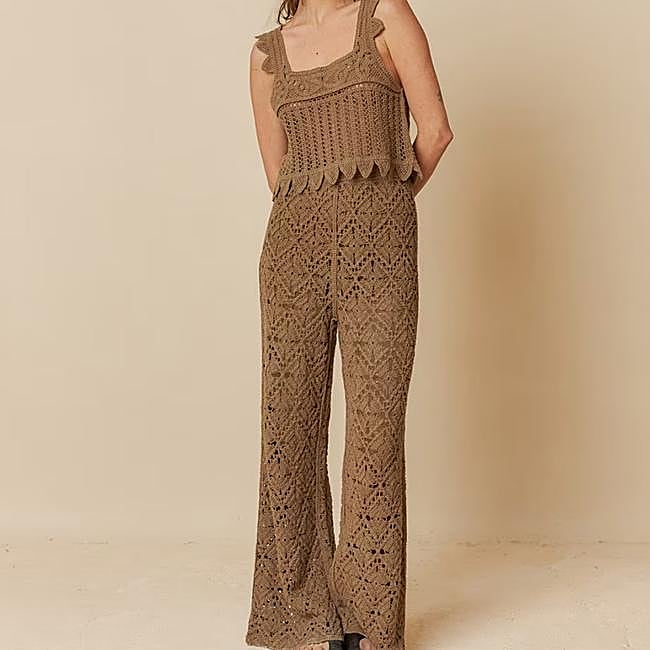 Conjunto de crochet color tierra de Indi & Cold: pantalón 62,99 euros y top 43,99 euros.