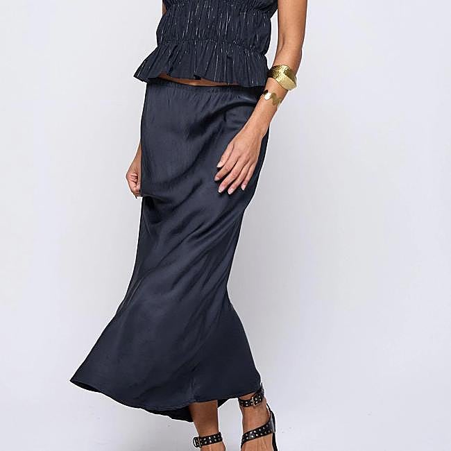 Falda azul marino de renatta&go, 29,95 euros.