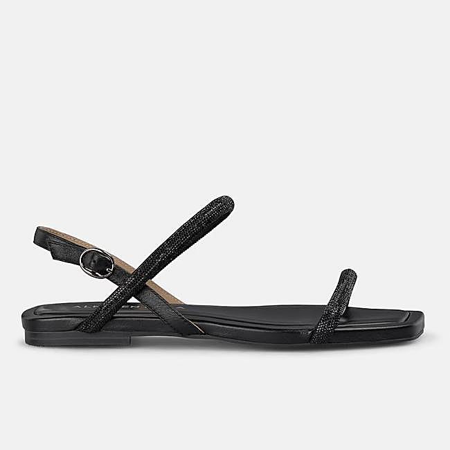 Sandalia negra de strass de Alma en Pena, 92 euros.