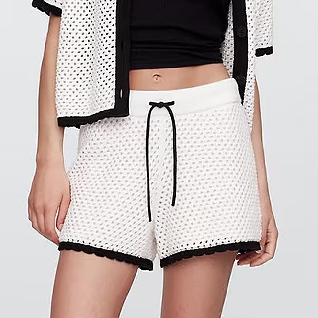 Shorts blancos de talle medio de Gap, 29,99 euros.