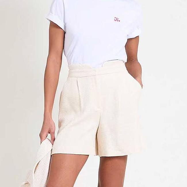Shorts blancos de traje de Naf Naf, 44 euros.