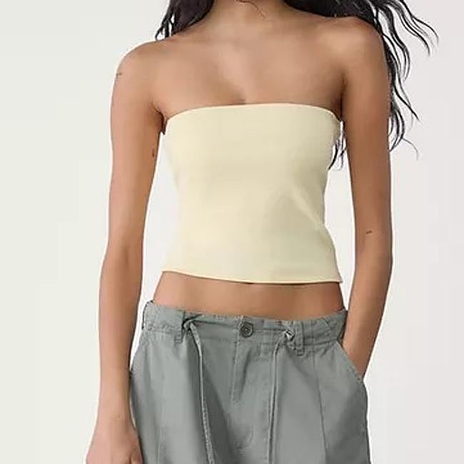 Top de palabra de honor amarillo mantequilla de Stradivarius, 5,99 euros.