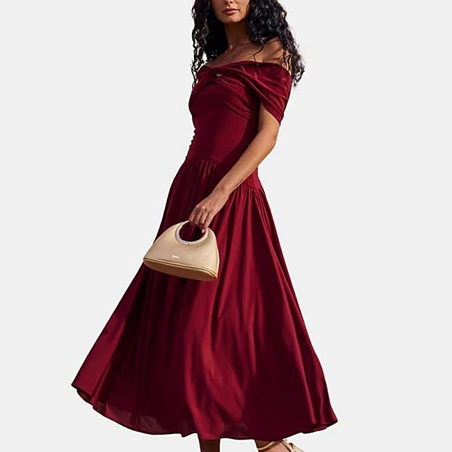 Vestido rojo de Miphai, 149,99 euros.