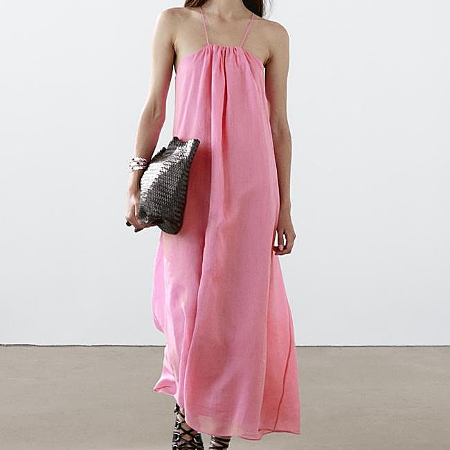 Vestido rosa con escote halter de Massimo Dutti, 69,95 euros.