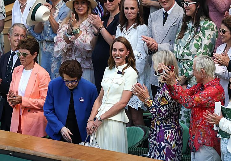 Kate Middleton recibe una ovación en el palco de Wimbledon.