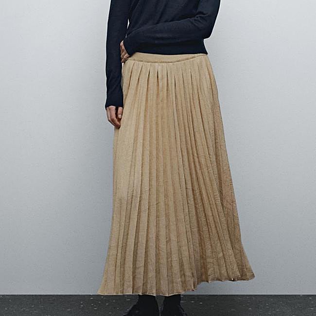 Falda plisada midi en tono neutro de Massimo Dutti, 29,95 euros.