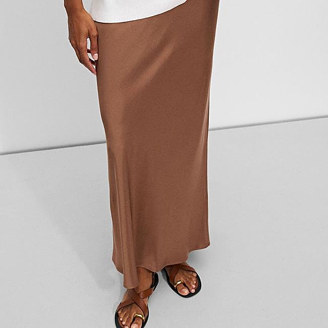 Falda larga fluida en tejido satinado de Parfois, 15,99 euros.