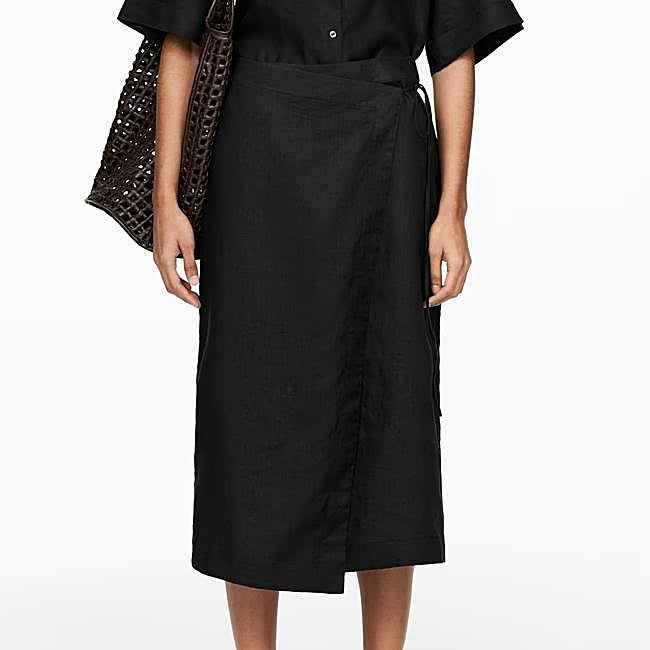 Falda midi de lino de Arket, 79 euros.