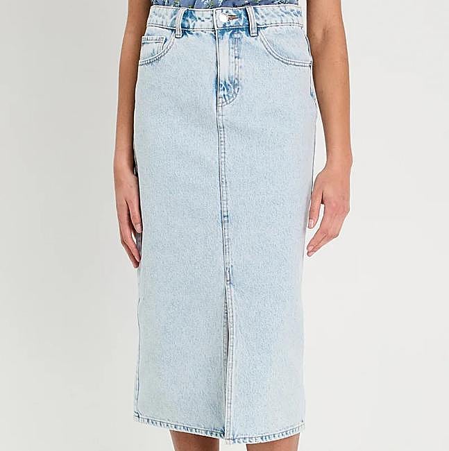 Falda vaquera en azul claro de Cache Cache, a la venta en Zalando, 23,99 euros.