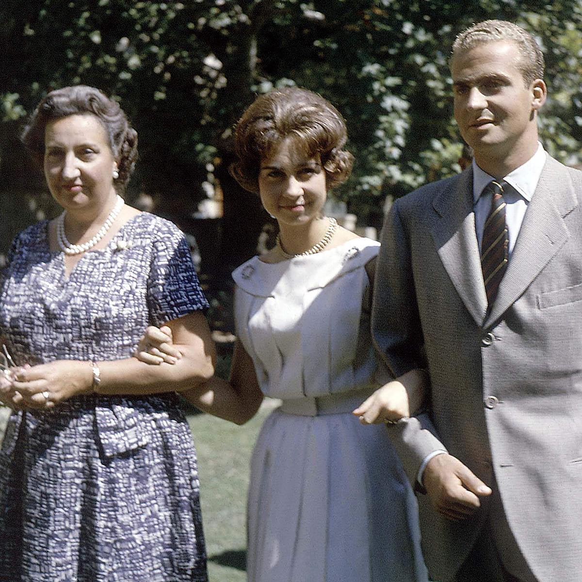 El rey emérito Juan Carlos I de España, junto a su madre, María de las Mercedes y la reina Sofía