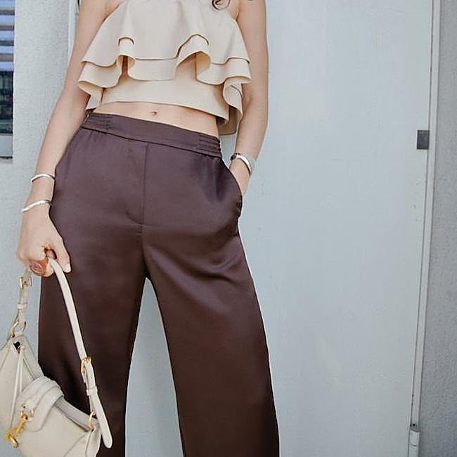 Pantalón recto satinado con banda lateral