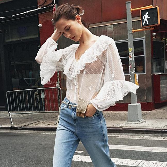 Blusa blanca con volantes de encaje