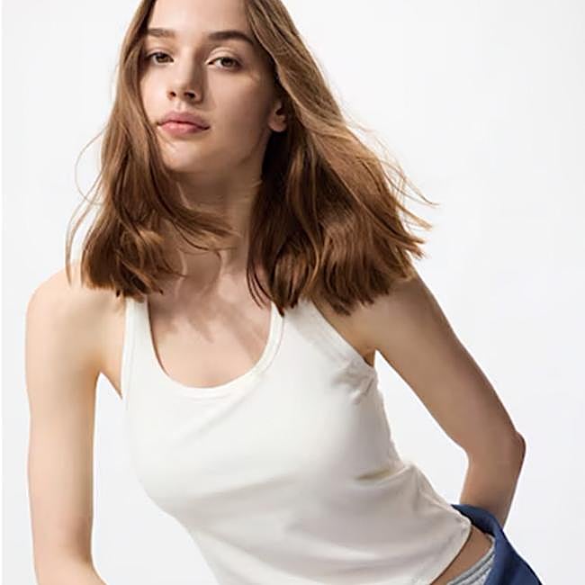 Top cuello halter en blanco de Uniqlo.