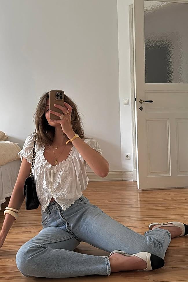 Influencer con blusa romántica y vaqueros