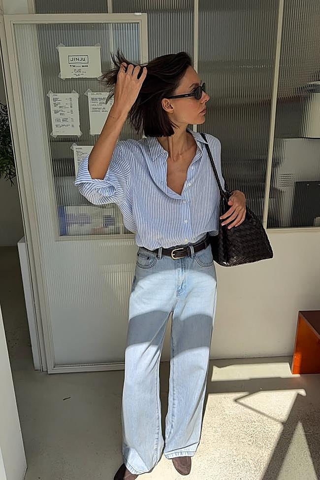 Influencer con vaqueros y camisa masculina