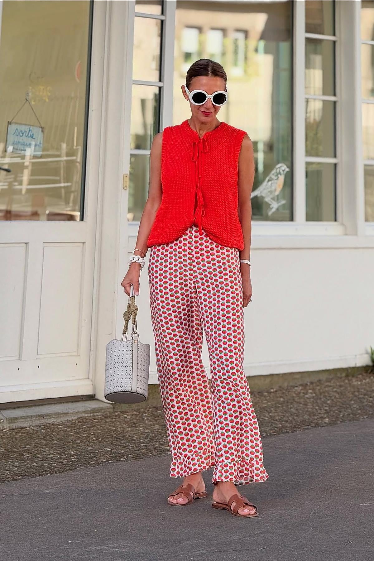 Influencer mayor de 50 con pantalones estampados