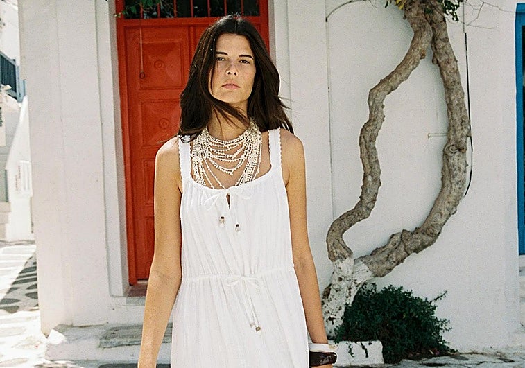 Los vestidos, siempre de color blanco, están por todas partes esta temporada. Estos dos los diseños más bonitos de la nueva temporada.