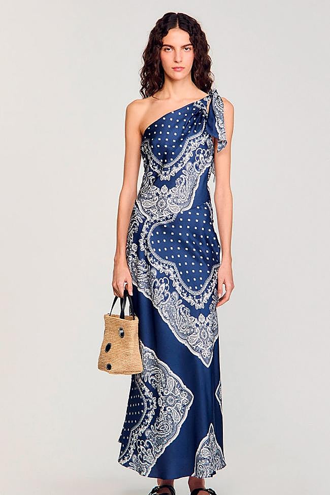 Vestido azul con estampado Bandana de Sandro.