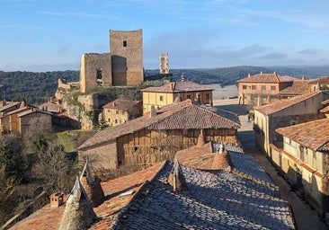 El pueblo medieval de Soria donde se ha parado el tiempo: calles empedradas, casas rojas y un castillo en ruinas