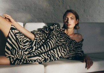 Modelo con vestido de H&M