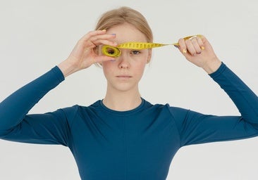 Mujer con cinta métrica