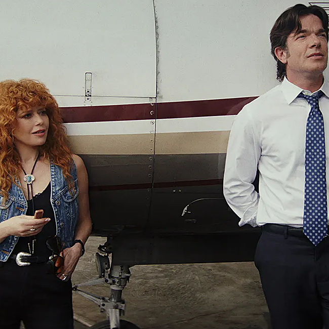 Natasha Lyonne y John Mulaney durante una escena de la segunda entrega de Poker Face.