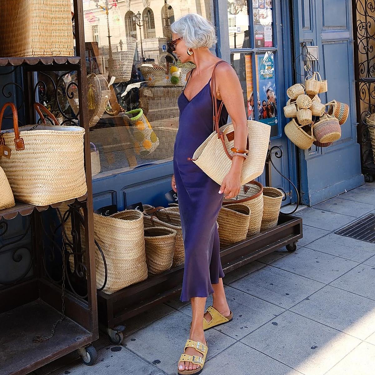 Influencer mayor de 50 con sandalias tendencia