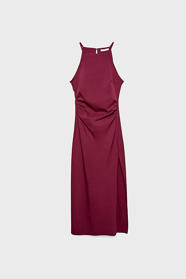 Vestido midi liso con cuello halter de Stradivarius.